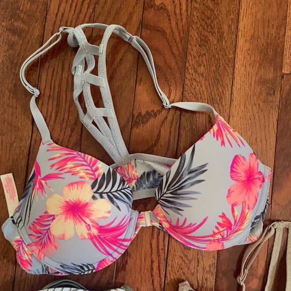 Four VS Bras - Picture 2 of 5